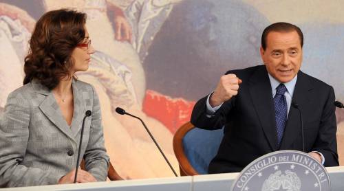 Berlusconi: "Mai parlato di polizia"  
La Gelmini: "Studenti, sì al confronto" 