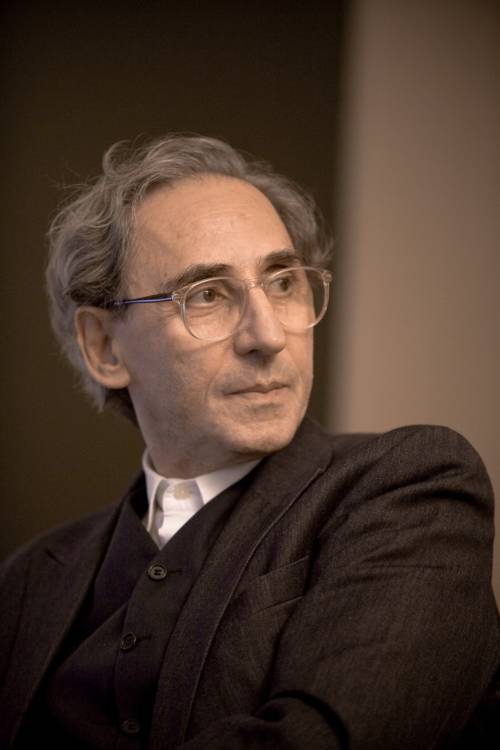 Battiato: "Canto alla rinfusa le canzoni del pop primitivo" 