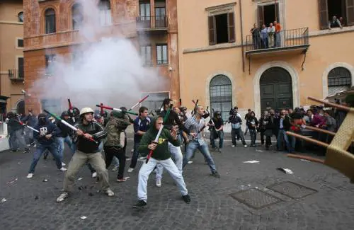 Legge Gelmini, Veltroni: referendum 
Ieri gli scontri, oggi sciopero generale