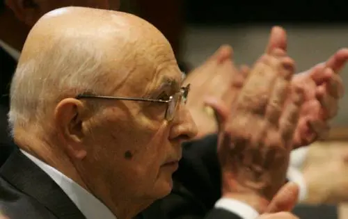 Crisi, Napolitano chiede 
confronto in parlamento: 
bisogna tagliare la spesa