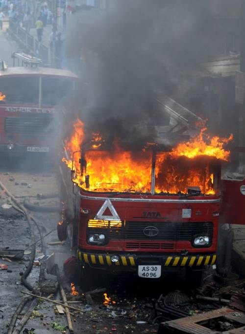 Terrore in India: 13 bombe 
61 morti nello stato dell'Assam
