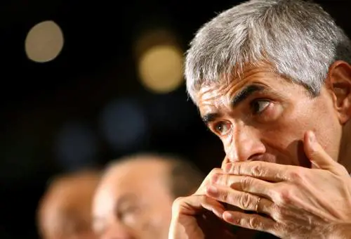 La Balena bianca affonda: a secco di poltrone 
cerca il salvagente del Pdl