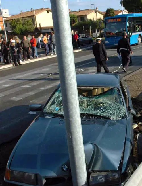 Ubriaco e drogato travolge 13 persone: arrestato