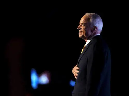 Per McCain un addio da eroe