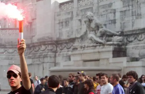 Scuola: durante "corteo" assaltano la stazione