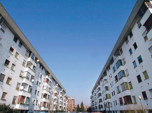 Lo scandalo, affittano casa loro 
e vivono in quella dell'Aler