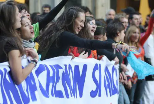 L'Onda in corteo fa un buco nell'acqua