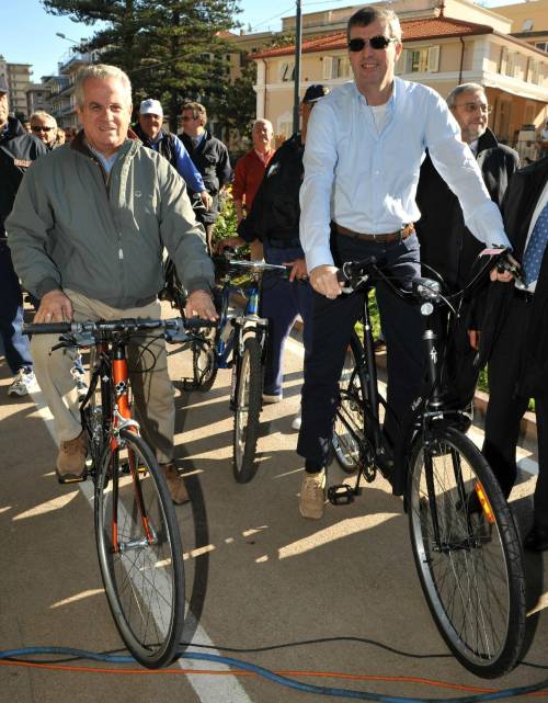 Scajola batte Burlando pedalando in bicicletta