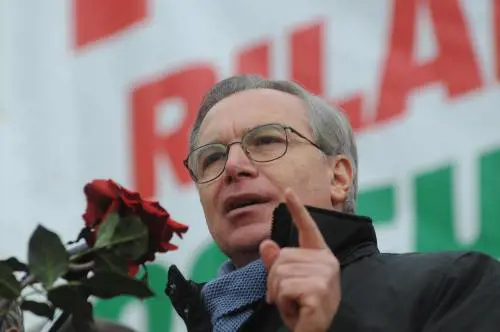 Epifani: "Sciopero? Nessun passo indietro" 
Bonanni: "Non serve agitare le acque" 