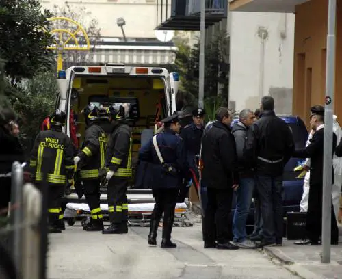 Uccide la moglie, spara alla figlia e tenta suicidio