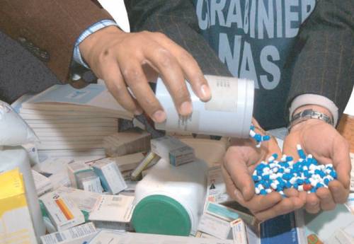 "Stregoni" a Chinatown e farmaci illegali: migliaia vittime di falsi medici
