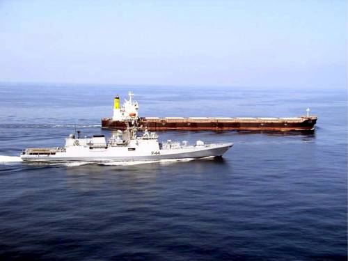 Battaglia nel golfo di Aden: affondata 
a cannonate "nave madre" dei pirati