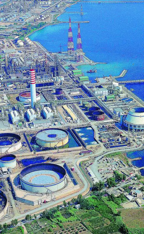 A picco le quotazioni del greggio Benzina, consumatori allattacco