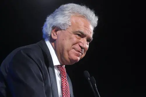 Un sì per acclamazione. E Forza Italia  vota l’ingresso nel Pdl