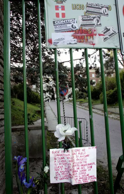 Crollo al liceo, Bonanni: scuole fatiscenti 
Il premier: già avviato il piano sicurezza