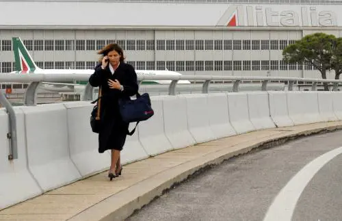 Alitalia, il decollo 
slitta a metà dicembre