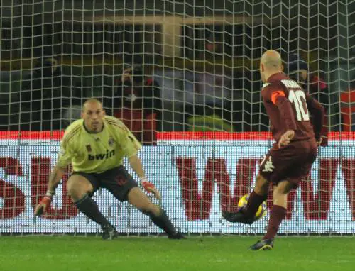 Un rigore del Toro condanna il Milan 
L'Inter vola: ha 3 punti di margine