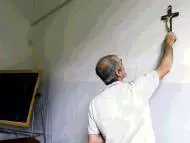 Togliere il crocifisso dalle aule? Gesto inutile e stupido