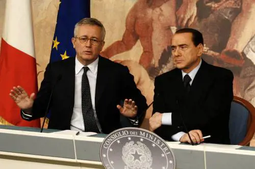 Crisi, Berlusconi: "Fatto il massimo"
 
Tremonti invita: "Comprare Bot e Cct"