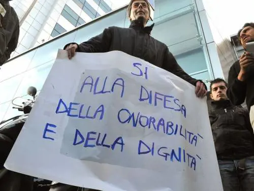 Tangentopoli, il Pd finisce per strada 
Domenici s'incatena sotto Repubblica