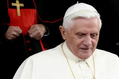 Benedetto XVI: "Prego  
per i disoccupati e per chi  
non arriva a fine mese"