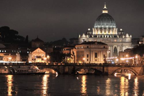 Maltempo, paura per il Tevere in piena 
Acqua dai tombini: abitazioni evacuate