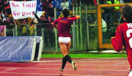 Vucinic festeggia con lo strip: «Fino al gol avevo fatto schifo»