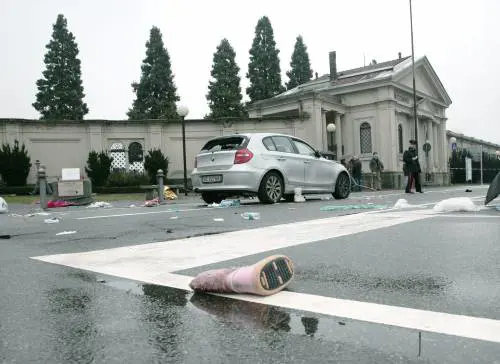 Ubriaco e contromano investe una comitiva