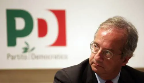 Berlusconi esulta, scontro fra Idv e Pd