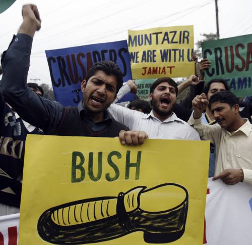 Distrutte le scarpe anti-Bush 
E il giornalista chiede scusa