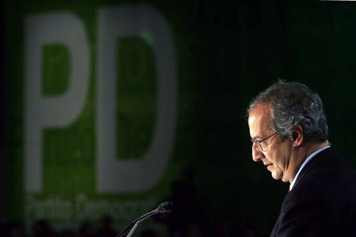 Il Pd resta ammanettato. A Di Pietro 
Veltroni recita il requiem per il Pd