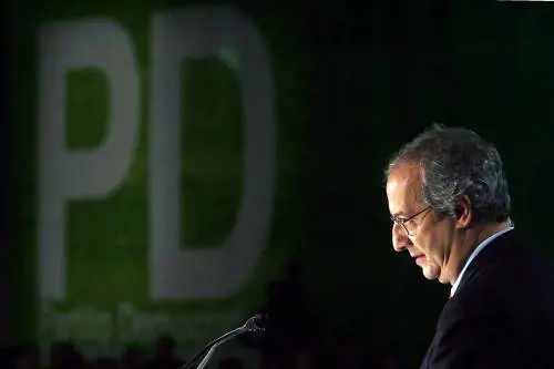 Il Pd resta ammanettato. A Di Pietro 
Veltroni recita il requiem per il Pd