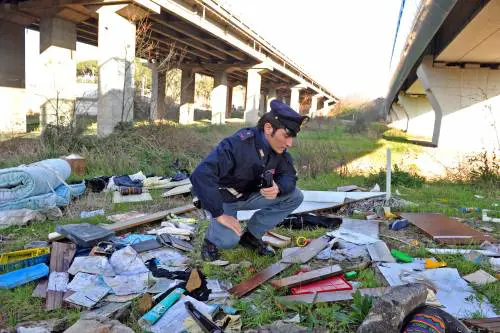 Neonata morta sotto un cavalcavia. La madre: l'ho tenuta nel cappotto