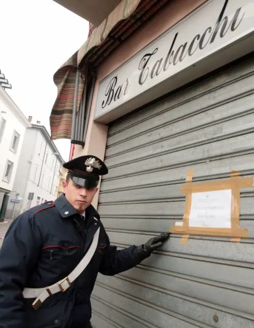 Tabaccaio ucciso per rapina: caccia al killer