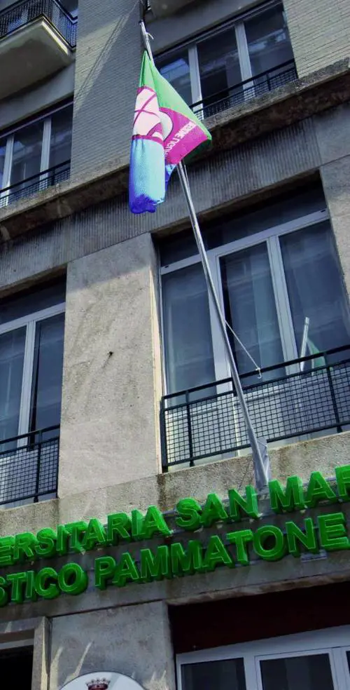 A De Ferrari muore un barbone, la Regione manda soldi al mondo