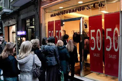 La crisi fa meno paura:  
risale la Borsa.  Italia  
in coda per i saldi e skilift