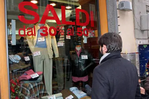 Partono i saldi: 
lunghe code agli outlet