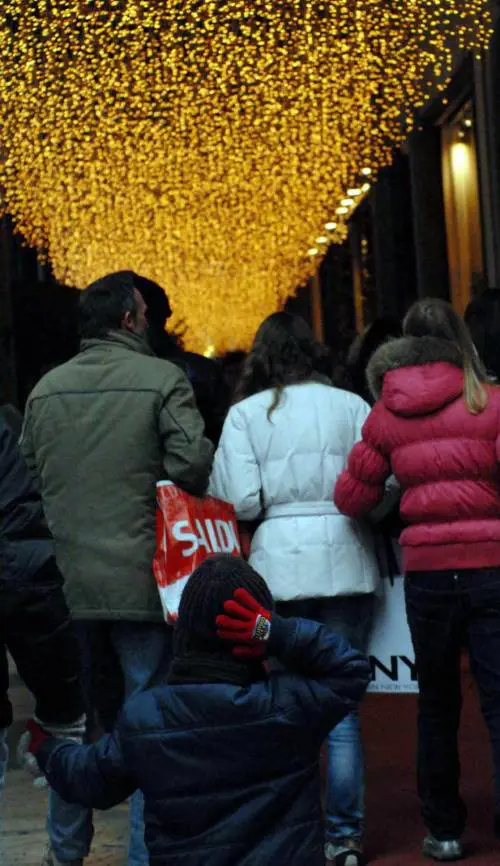 Saldi, tutti in coda nel Quadrilatero ma per i centri commerciali è boom I milanesi affollano gli show-room, moltissimi anche i clienti stranieri Presi dassalto i magazzini dellhinterland. Folla alloutlet di Serravalle