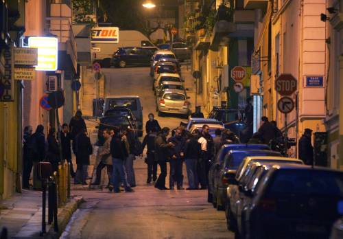 Atene, ferito poliziotto 
Arrestati 72 sospetti