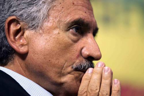 D’Alema gela Bassolino:  
"Ora deve andarsene" 
E Nicolais si è dimesso