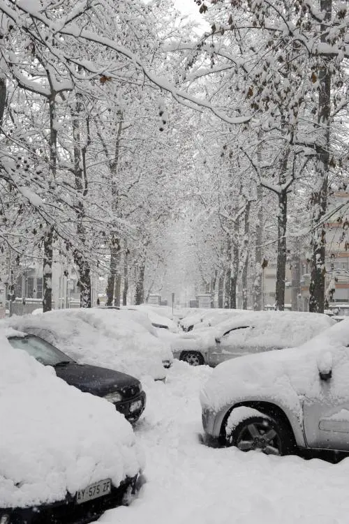 La neve blocca il Nord 
Polemiche a Milano: 
un morto per un crollo