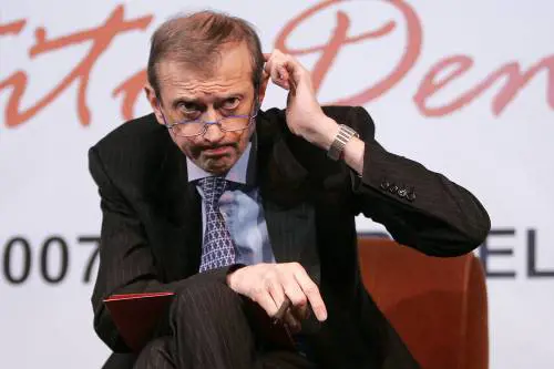 Crisi di nervi nel Pd, Fassino urla a un deputato: 
"Sei un irresponsabile. Hai rotto i c..."