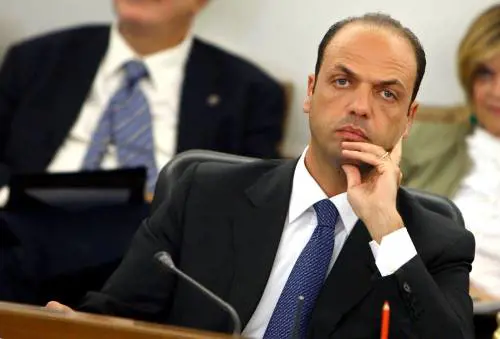 Why Not, linea dura di Alfano: via sette toghe
 
"Abusi dei pm per salvare De Magistris"