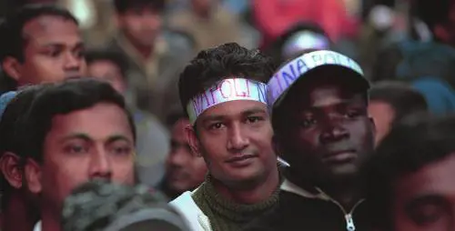 Permessi di soggiorno a 50 euro Blitz della Lega, stop del governo Emendamento del Carroccio al decreto anticrisi. Lira di Fini: «No alle  discriminazioni». Il sottosegretario Vegas: «Lesecutivo è contrario»