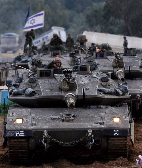 Tank di Israele alla periferia di Gaza. Obama: mi impegnerò per la pace