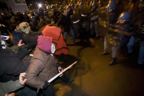 No-global in guerra contro Israele: attaccata la polizia, cinque feriti