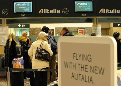 Alitalia, caos al decollo. Formigoni critica Cai