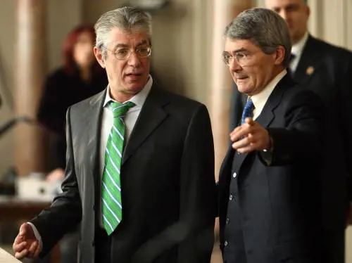 Bossi rassicura i suoi: "Malpensa se la caverà. Col premier? Tutto bene"