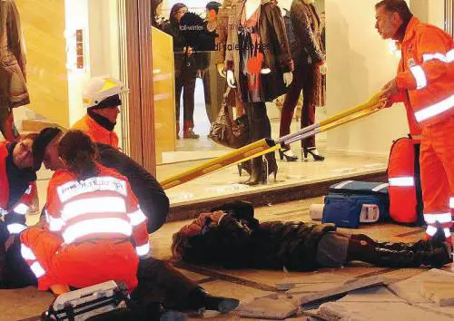 Crollo in corso Vittorio Emanuele 
turiste ferite, tragedia sfiorata