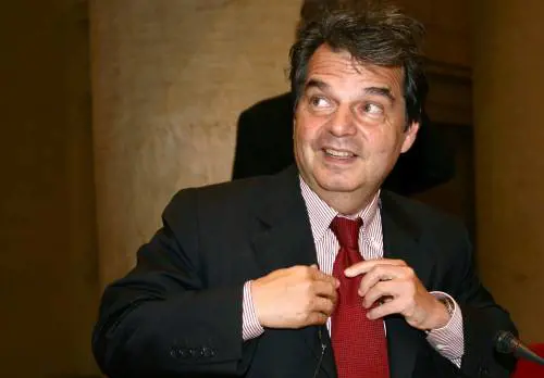 Replica a Brunetta, dalla bidella all’impiegata: 
"Siamo fieri del nostro lavoro..."